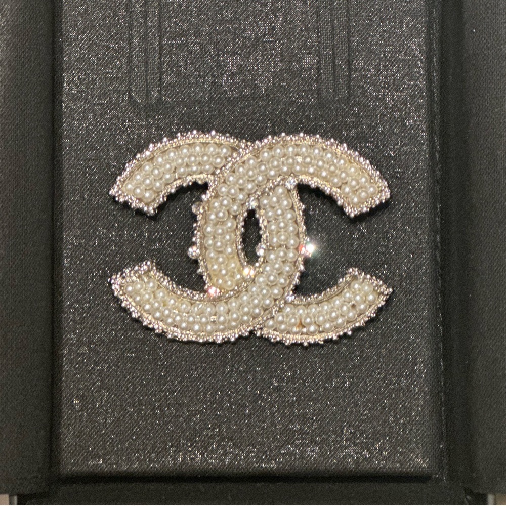 Authentic Chanel Broach pearls rhinestone